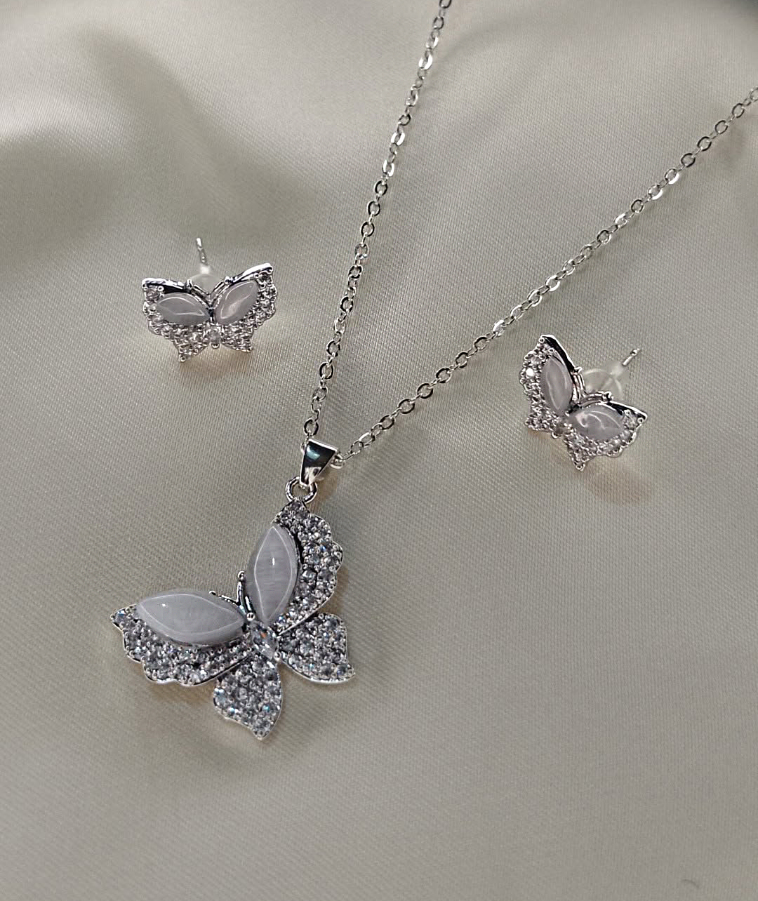 Elegant Butterfly Necklace Set - Image 2